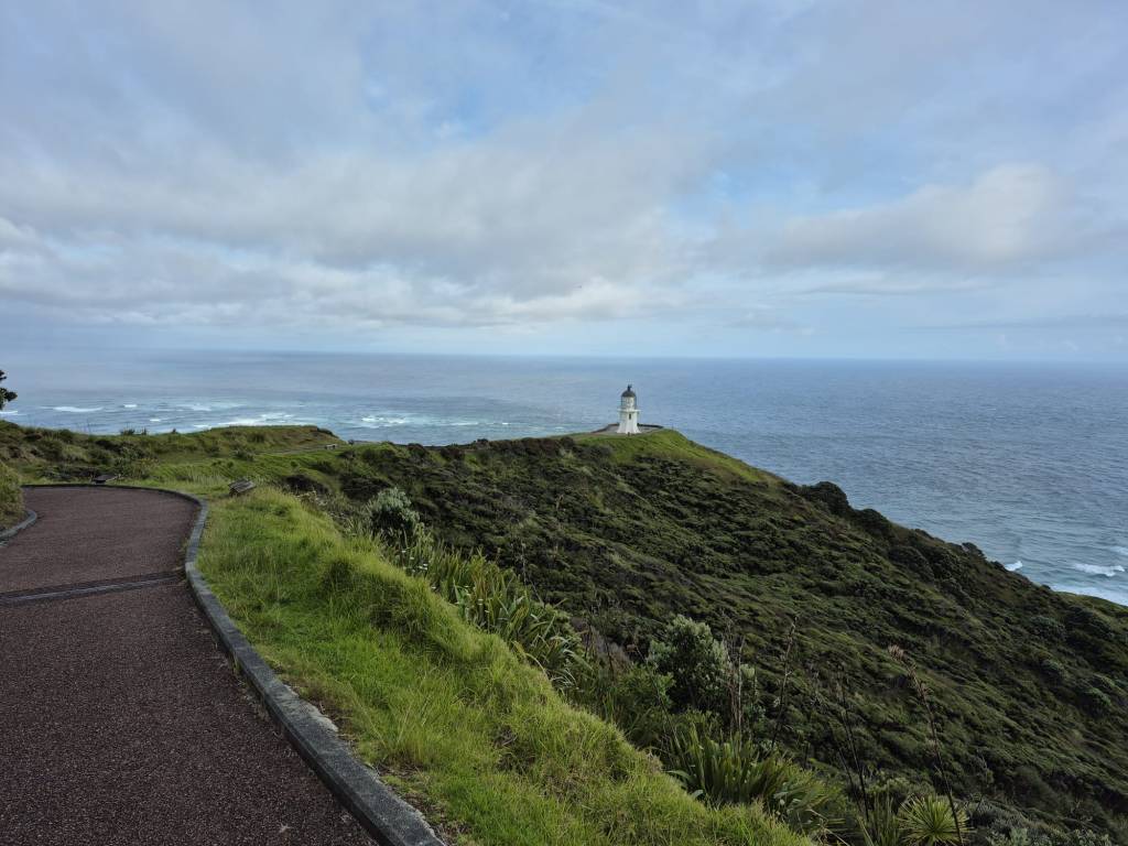 וְהַדֶּרֶךְ עוֹדֶנָּה נִפְקַחַת&nbsp;לָאֹרֶךְ